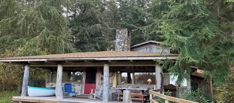 Cheerful woodsy cabin w gas fireplace, sleeps 6.