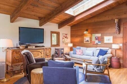 Cheerful woodsy cabin w gas fireplace, sleeps 6.