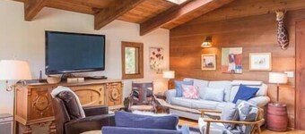 Cheerful woodsy cabin w gas fireplace, sleeps 6.