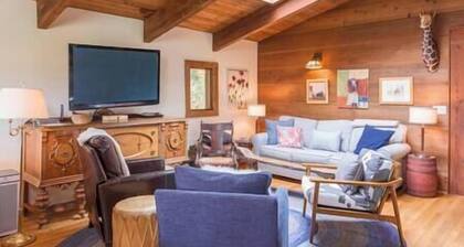 Cheerful woodsy cabin w gas fireplace, sleeps 6.