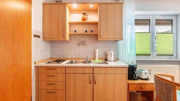 Kühlschrank, Ofen, Herdplatte, Wasserkocher mit Kaffee-/Teezubehör