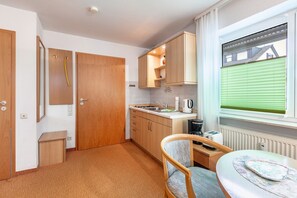 Fridge, oven, stovetop, coffee/tea maker