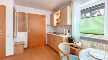 Fridge, oven, stovetop, coffee/tea maker