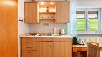 Een koelkast, een oven, een kookplaat, een koffiezetapparaat/waterkoker
