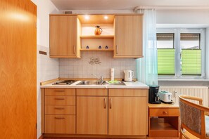 Fridge, oven, stovetop, coffee/tea maker