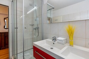 Shower, hair dryer, towels - Apartment 'Doppelzimmer Zuzüglich Schlafraum' with Private Terrace and Wi-Fi (Bad Bellingen)