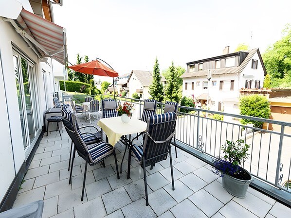Outdoor dining - Apartment 'Doppelzimmer Zuzüglich Schlafraum' with Private Terrace and Wi-Fi (Bad Bellingen)