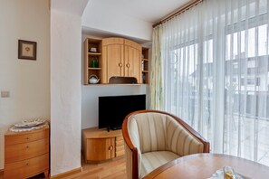 Fernseher, DVD-Player, Stereoanlage