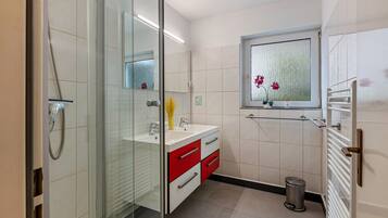 Dusche, Haartrockner, Handtücher