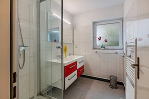 Doccia, asciugacapelli, asciugamani