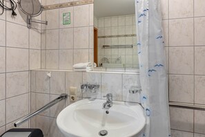 Ducha, secador de pelo y toallas