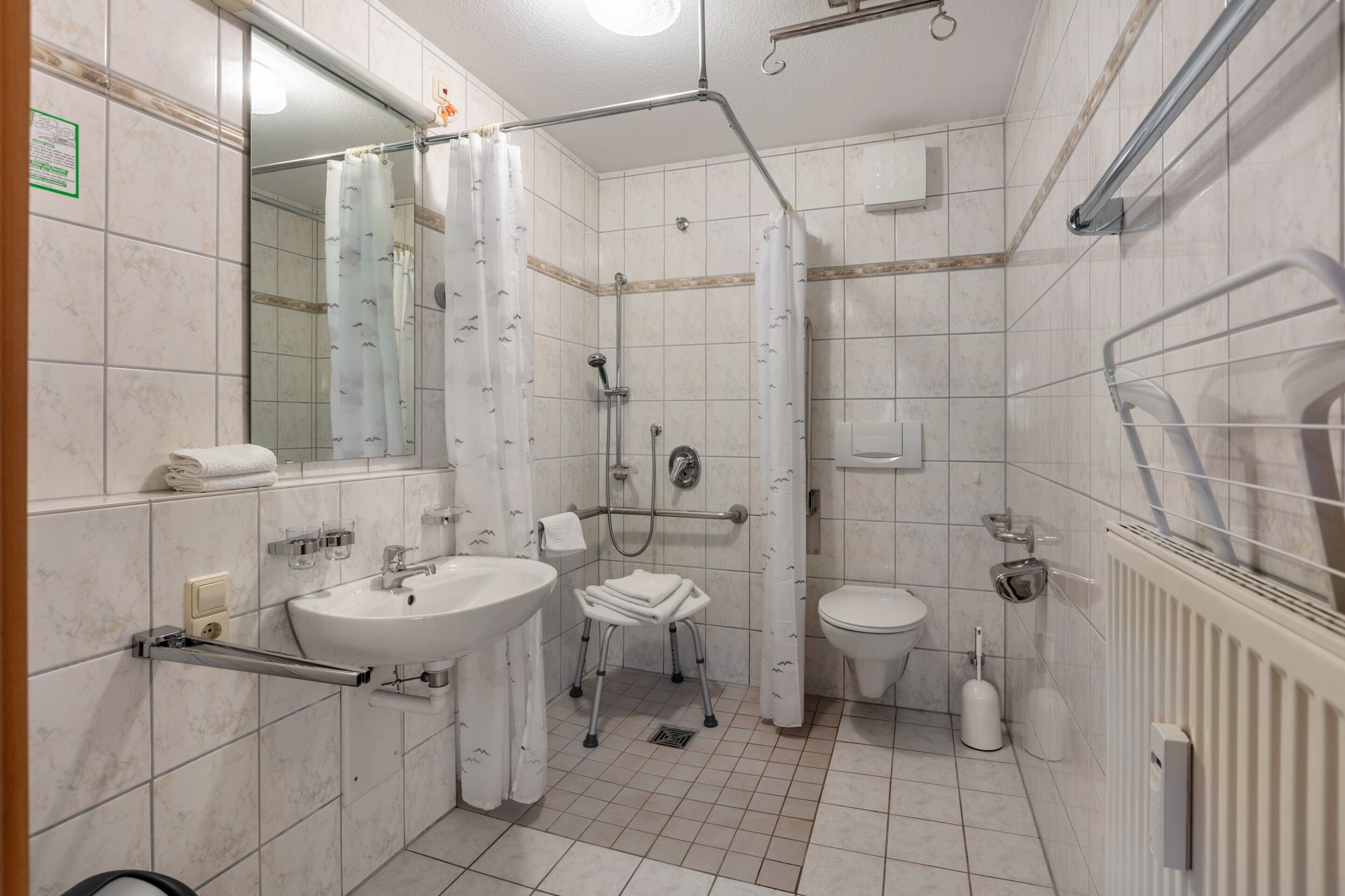 Dusche, Haartrockner, Handtücher