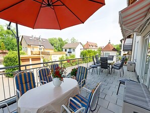 Outdoor dining - Apartment '4 - Behindertengerecht' with Shared Terrace and Wi-Fi (Bad Bellingen)