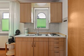 Fridge, oven, stovetop, coffee/tea maker - Apartment '4 - Behindertengerecht' with Shared Terrace and Wi-Fi (Bad Bellingen)