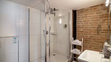 Een douche, een haardroger, handdoeken