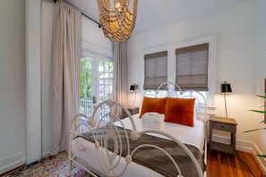 8 bedrooms, desk, iron/ironing board, free WiFi - 8 Bedroom Retreat in the Heart of Downtown Charleston (Charleston)