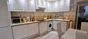 Réfrigérateur, micro-ondes, lave-vaisselle, cafetière/bouilloire