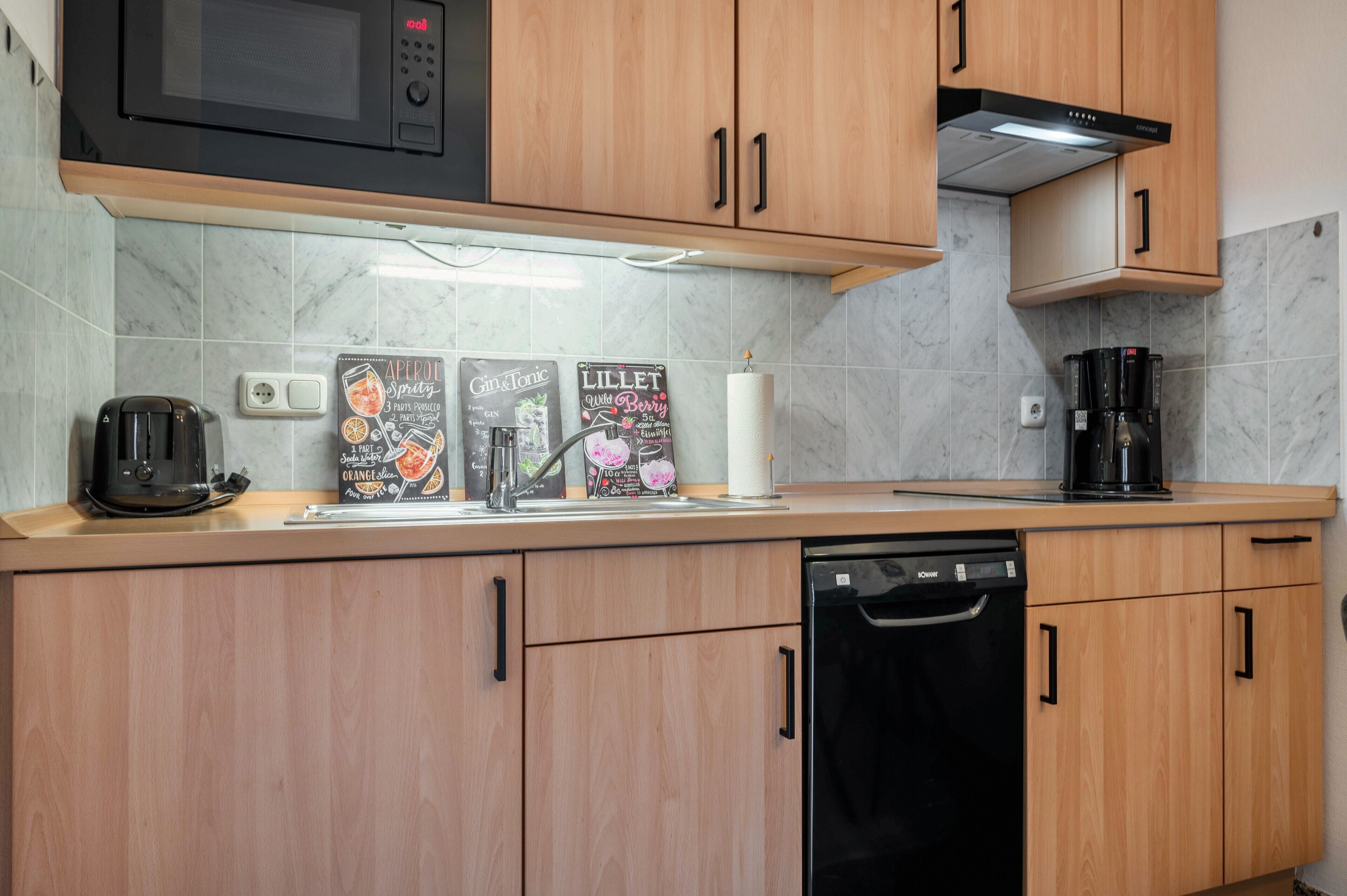 Frigorifero, microonde, piano cottura, lavastoviglie