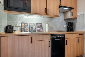 Refrigerador, microondas, parrilla de estufa y lavavajillas 