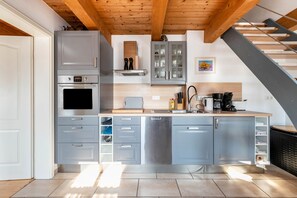 Fridge, oven, stovetop, dishwasher