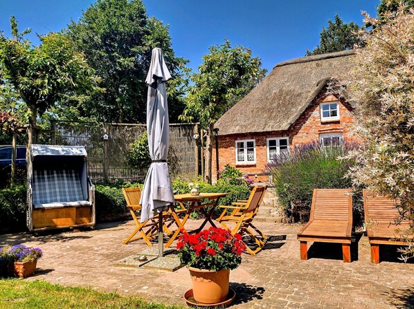Outdoor dining - Apartment 'Sannes' with Private Terrace and Shared Garden (Welt)