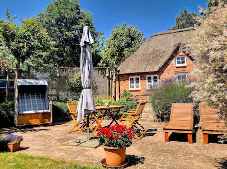 Outdoor dining. Sannes Apartment – Your Peaceful Retreat on the Eiderstedt Peninsula