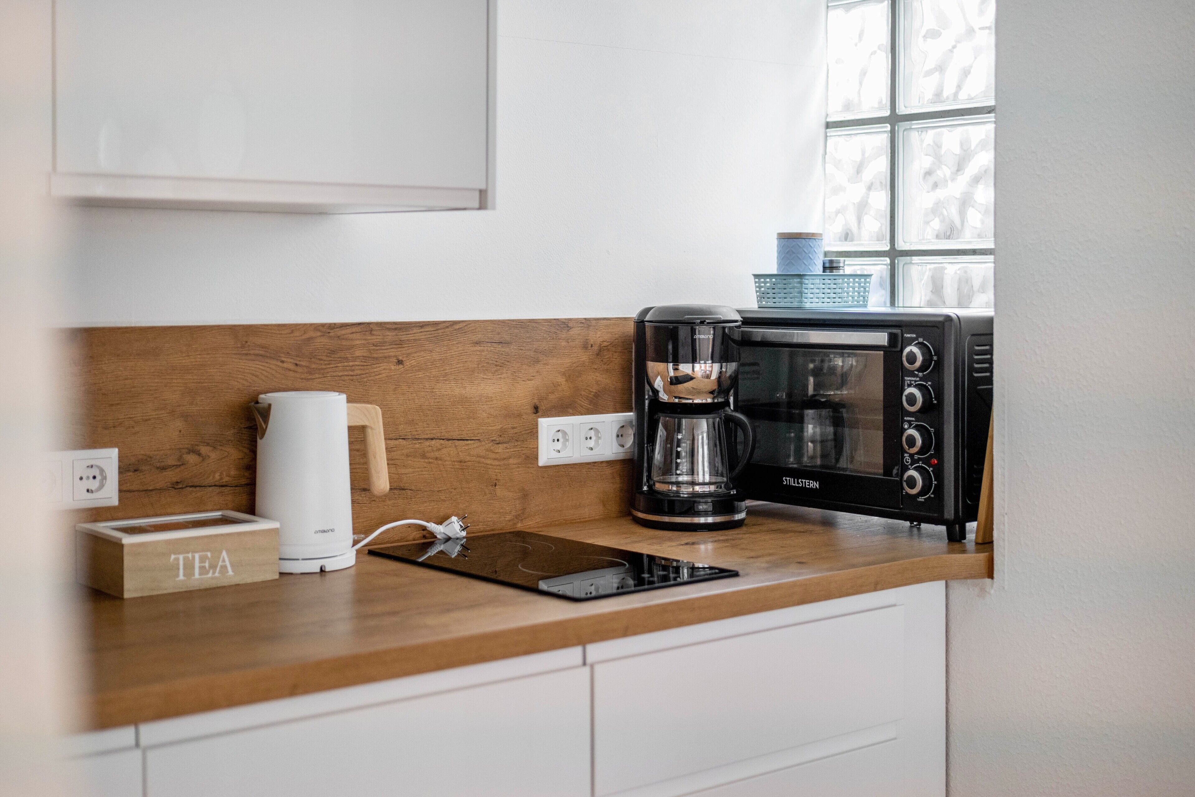 Fridge, oven, stovetop, electric kettle