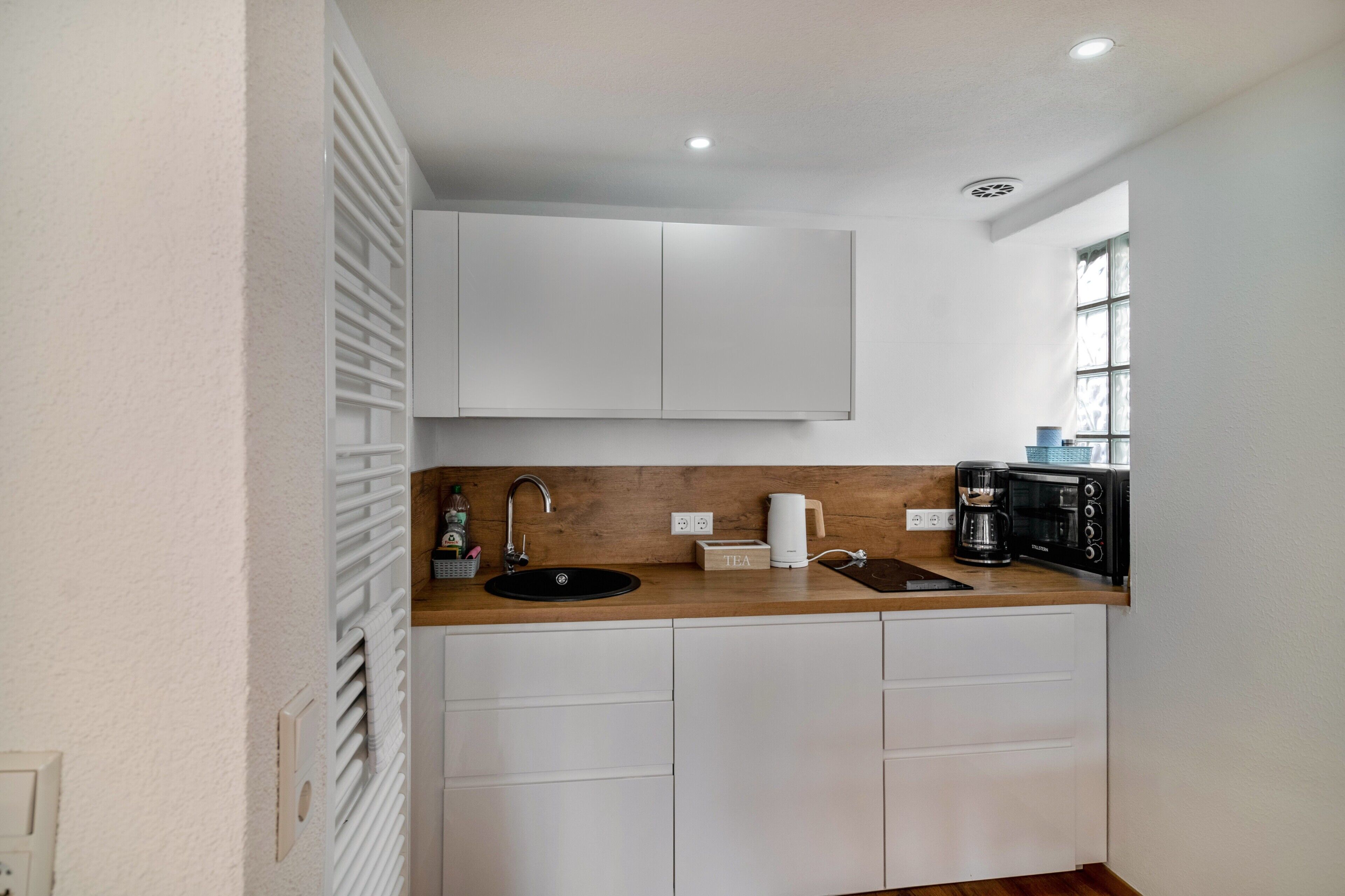 Fridge, oven, stovetop, electric kettle