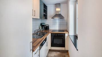Fridge, oven, stovetop, electric kettle