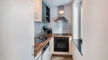 Fridge, oven, stovetop, electric kettle