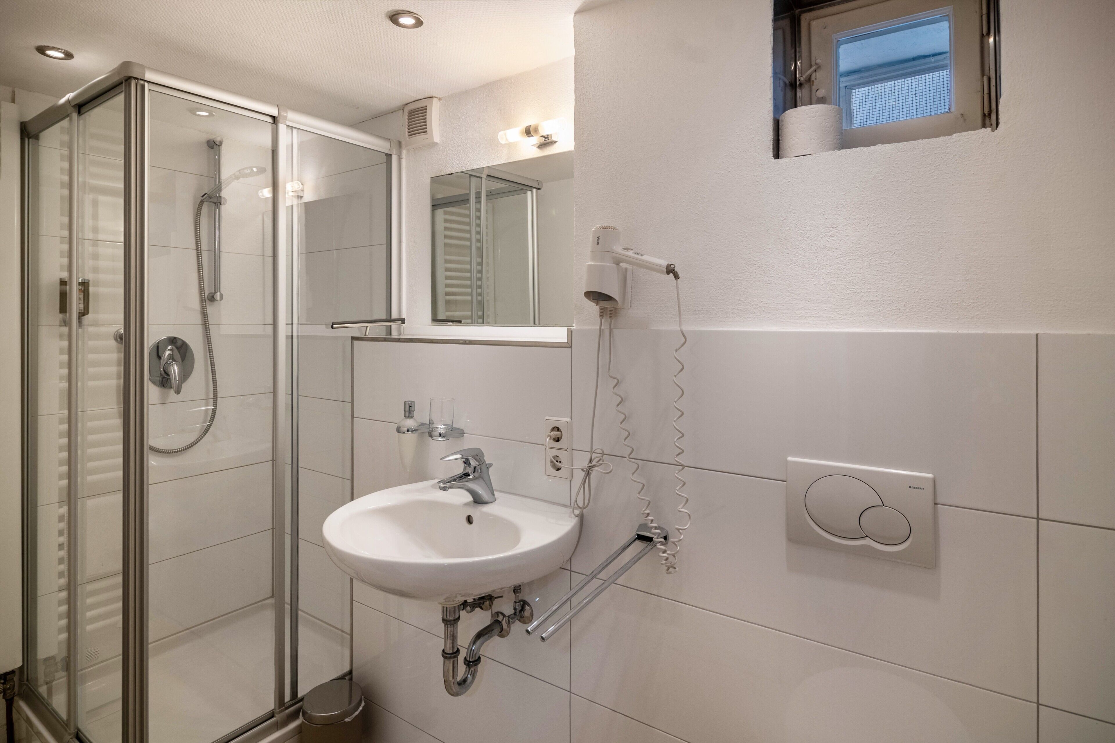 Een douche, een haardroger, handdoeken