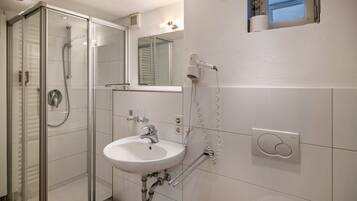 Ducha, secador de pelo, toallas