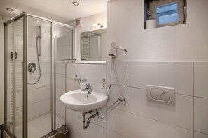 Bruser, hårtørrer, håndklæder