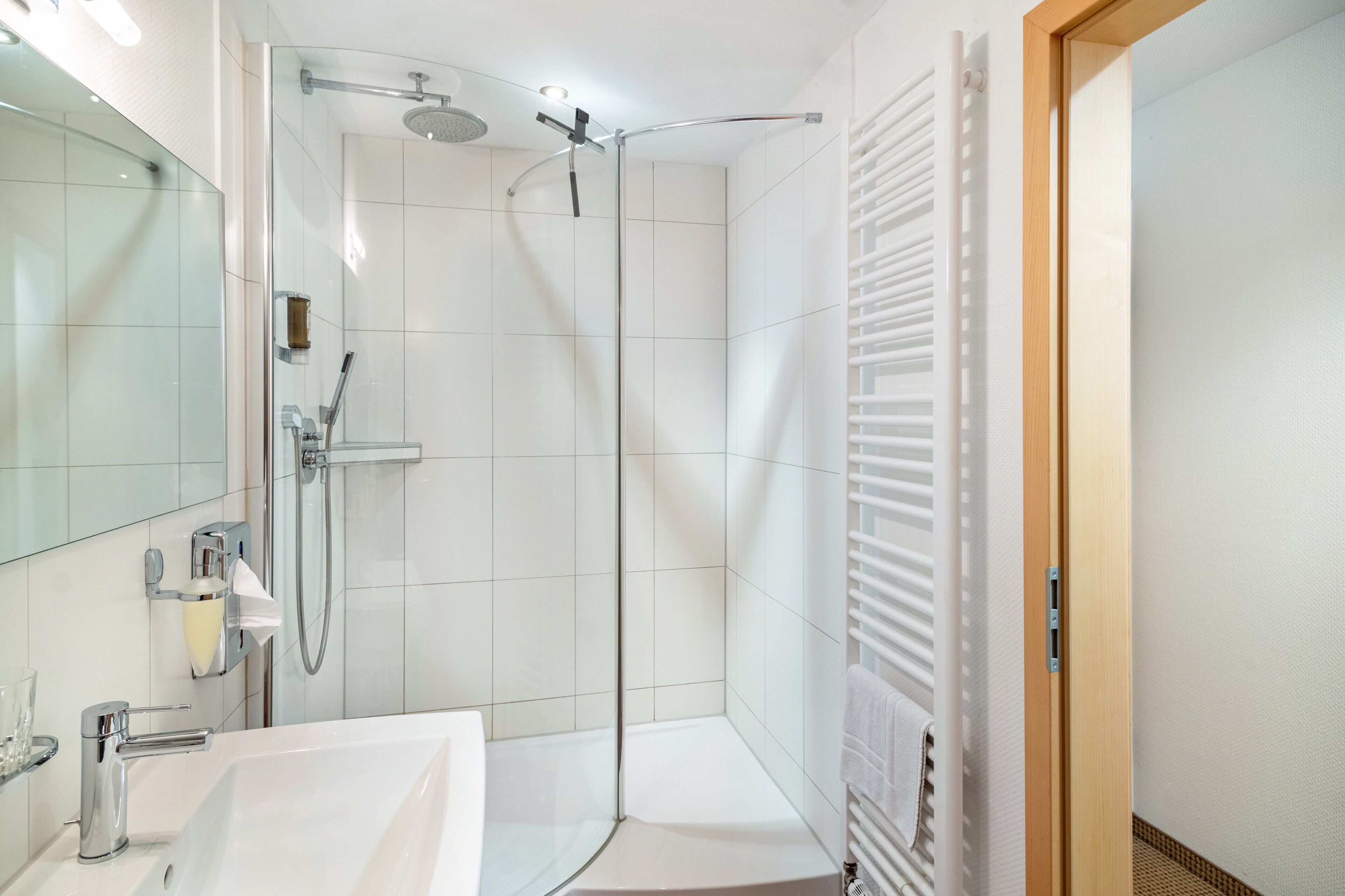 Douche, séchoir à cheveux, serviettes fournies