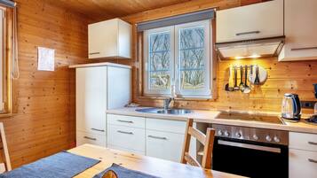 Fridge, oven, stovetop, coffee/tea maker