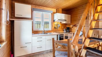 Kühlschrank, Ofen, Herdplatte, Wasserkocher mit Kaffee-/Teezubehör