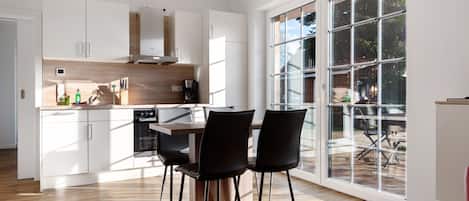 Kjøleskap, ovn, kokeplater og oppvaskmaskin