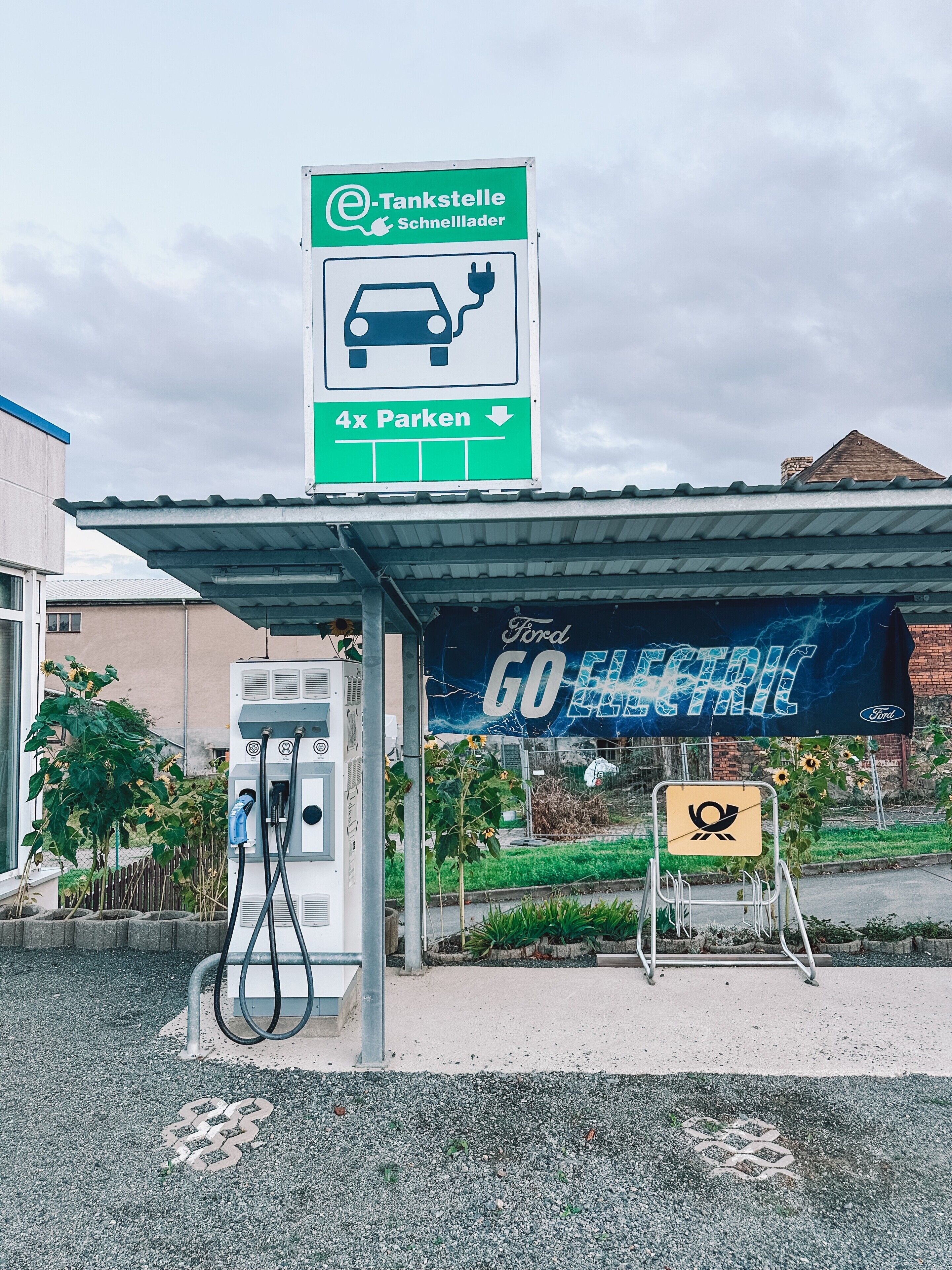 Eine Ladestation mit einem Schild, das 4 Parkplätze anzeigt.