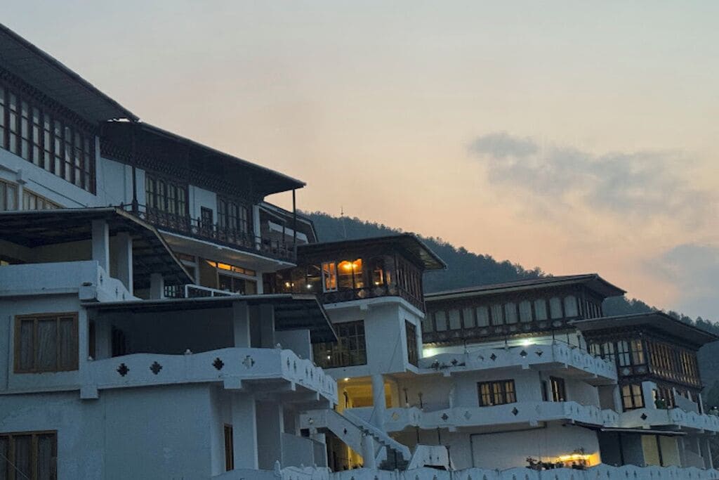 Standardværelse med dobbeltseng eller 2 enkeltsenge - balkon - udsigt til flod | Udendørsområde