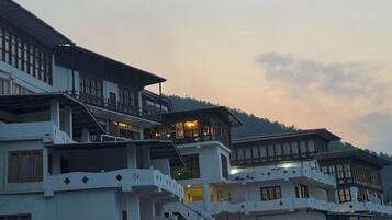 Standardværelse med dobbeltseng eller 2 enkeltsenge - balkon - udsigt til flod | Udendørsområde