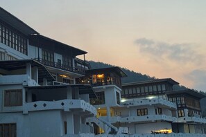 Standardværelse med dobbeltseng eller 2 enkeltsenge - balkon - udsigt til flod | Udendørsområde