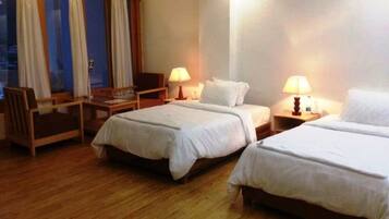 Standardværelse med dobbeltseng eller 2 enkeltsenge - balkon - udsigt til flod | 1 soveværelse, pengeskab på værelset, skrivebord, lydisolering