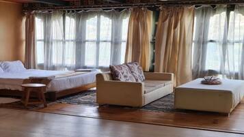 Standardværelse med dobbeltseng eller 2 enkeltsenge - balkon - udsigt til flod | Opholdsområde