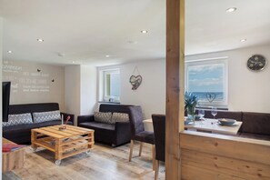 Dining - Apartment 'Ferienwohnung Zwergenschlössle' with Private Garden and Wi-Fi (Breitnau)