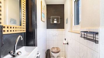 Douche, articles de toilette gratuits, serviettes fournies