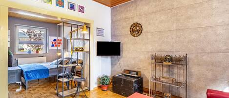 2 bedrooms, iron/ironing board, free WiFi, bed sheets