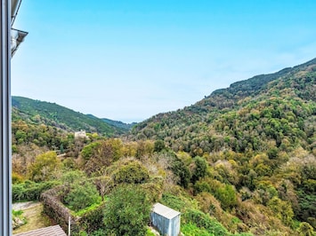 BĂątiment, Ciel, PropriĂ©tĂ©, Plante, Nuage, Montagne, FenĂȘtre, Bleu Azur, Maison, Arbre
