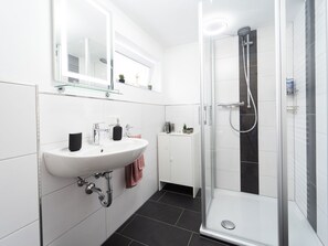 Chuveiro, secador de cabelo, toalhas de banho 