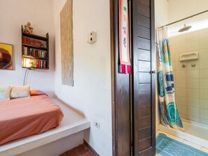 2 Schlafzimmer, Reisekinderbett