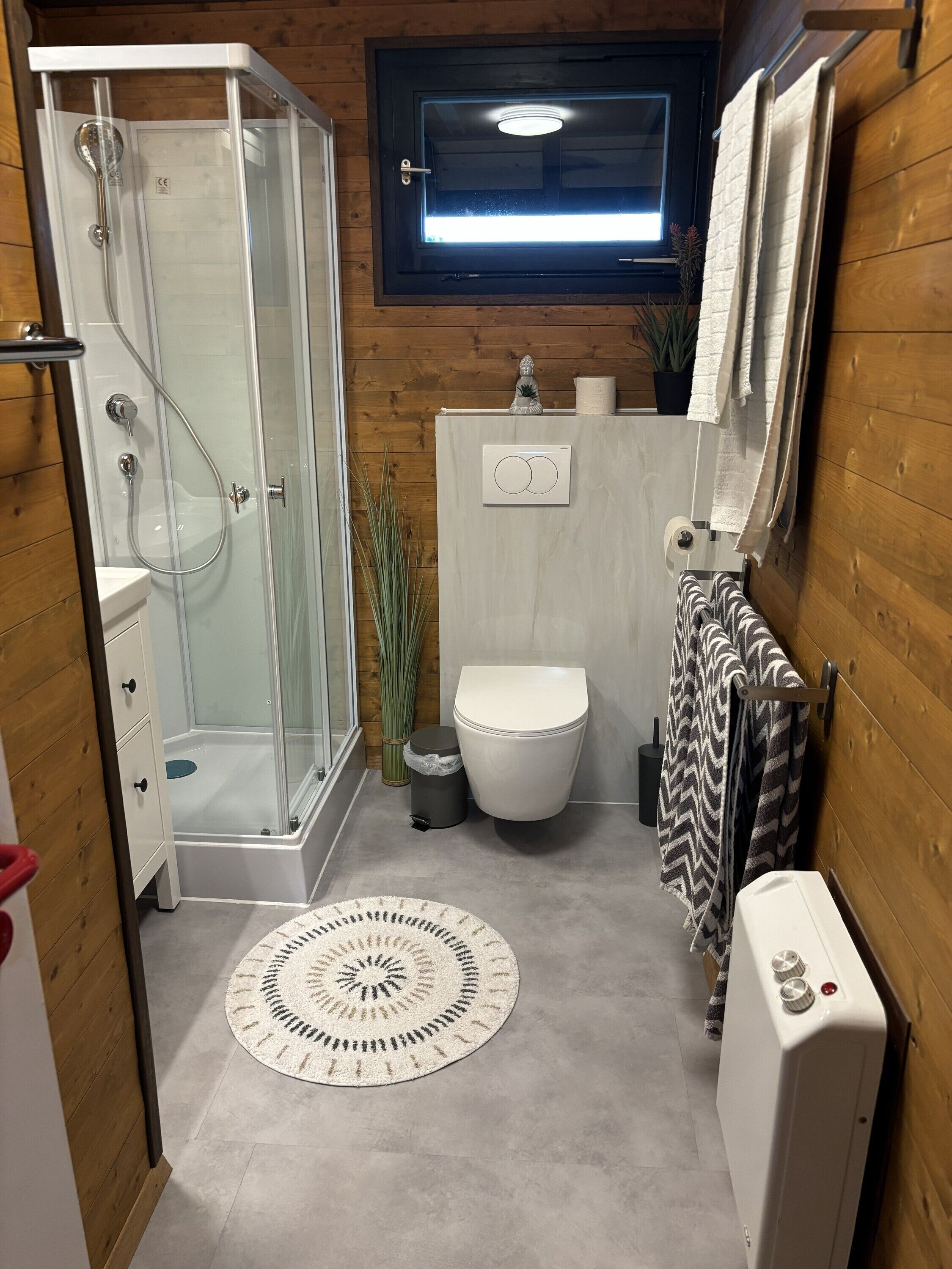 Een douche, een haardroger, handdoeken